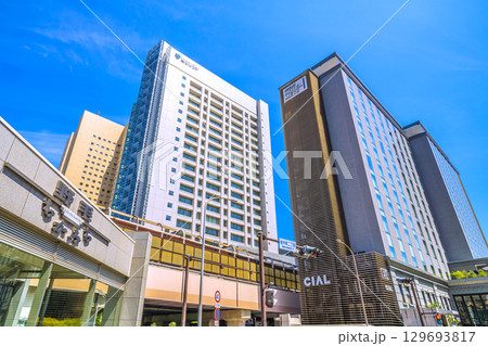 日本の横浜都市景観 桜木町駅 南改札(西口)側。桜木町2丁目からホテルメッツや富士ソフトなどを望む 日本の横浜都市景観 桜木町駅 南改札(西口)側。桜木町2丁目からホテルメッツや富士ソフトなどを望む 129693817