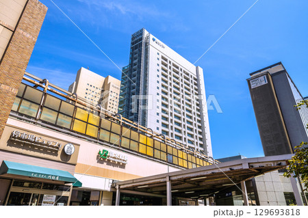 日本の横浜都市景観 桜木町駅 南改札(西口)側からホテルメッツや富士ソフトなどを望む 日本の横浜都市景観 桜木町駅 南改札(西口)側からホテルメッツや富士ソフトなどを望む 129693818