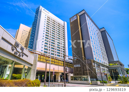 日本の横浜都市景観 桜木町駅 南改札（西口）側。桜木町2丁目からホテルメッツや富士ソフトなどを望む 129693819