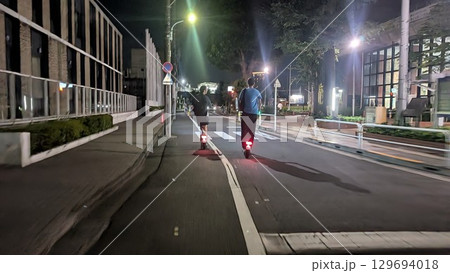 電動キックボードで逆走する若者 129694018