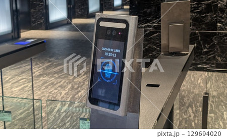 ビルのセキュリティゲートと生体認証システム 129694020