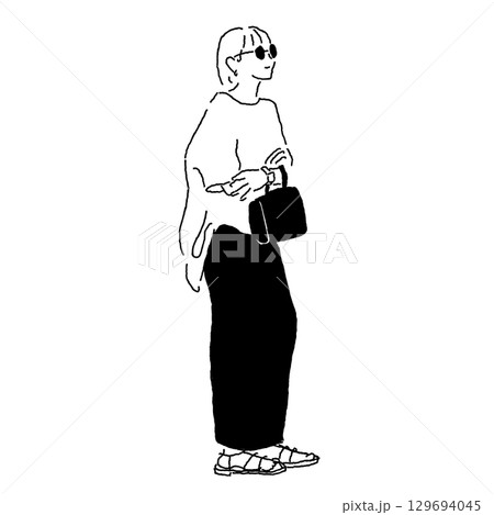 サングラスをかけた女性がバッグを持って立つファッションイラスト（ワイドパンツ・サンダル・カジュアルコ 129694045