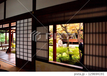 建仁寺 本坊中庭にある潮音庭の紅葉 建仁寺 本坊中庭にある潮音庭の紅葉 129694191