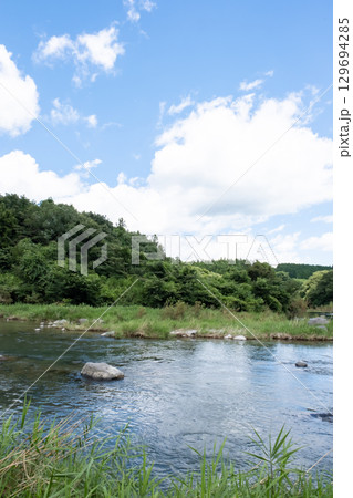 栃木県那須疎水公園付近の那珂川の流れの風景 129694285