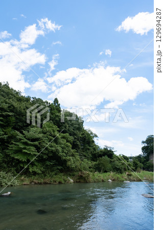 栃木県那須疎水公園付近の那珂川の流れの風景 栃木県那須疎水公園付近の那珂川の流れの風景 129694287