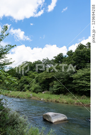 栃木県那須疎水公園付近の那珂川の流れの風景 129694288