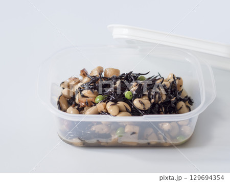 作り置き用にタッパーに入れたひじきの煮物 作り置き用にタッパーに入れたひじきの煮物 129694354