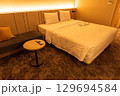 ホテルのダブルベッドで快適睡眠 129694584