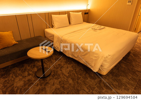 ホテルのダブルベッドで快適睡眠 129694584