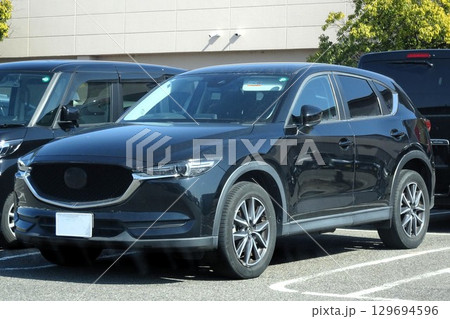 駐車場に並んだ乗用車(マツダ・CX-60) 駐車場に並んだ乗用車(マツダ・CX-60) 129694596