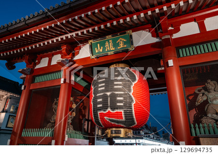 [東京都]浅草寺・雷門のライトアップ 129694735