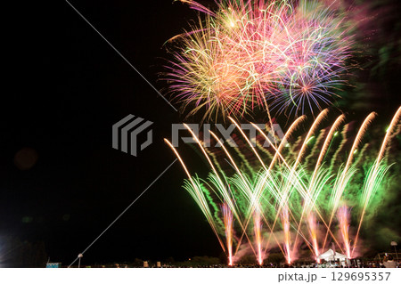夜空に広がる打ち上げ花火 129695357