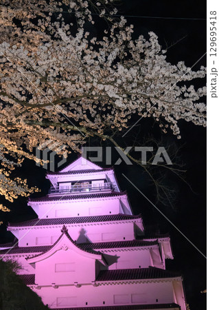 鶴ヶ城ライトアップと桜 129695418