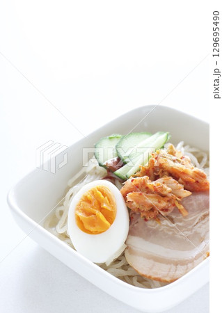 韓国料理の冷麺 韓国料理の冷麺 129695490