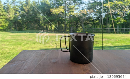 キャンプ場でくつろぐ朝のコーヒータイム キャンプ場でくつろぐ朝のコーヒータイム 129695654