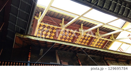 佛歯寺の中庭【スリランカ・キャンディー】 129695784