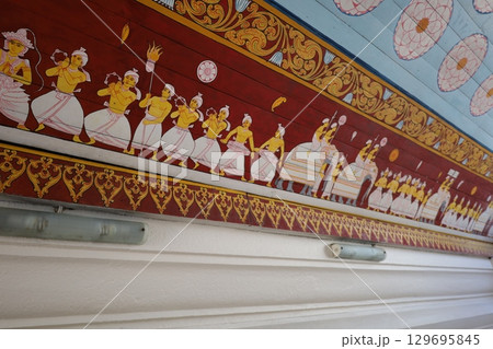 佛歯寺、ペラヘラ祭りが描かれている画【スリランカ・キャンディー】 129695845