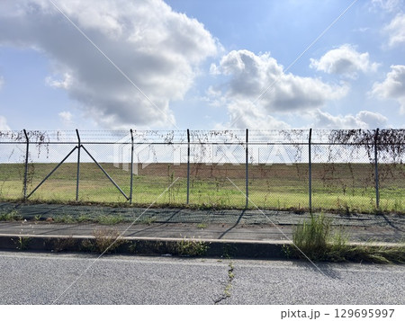 フェンスのある国境線 129695997