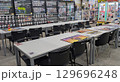 カードゲームの対戦スペース 129696248