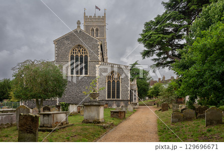 St Mary the Virgin church in the historic Suffolk town of Woodbridge, Suffolk, UK. With cemetery and trees. 129696671