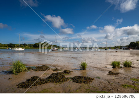 River Deben at low tide with small boats on a sunny day. View near the historic town of Woodbridge in Suffolk, UK. 129696706