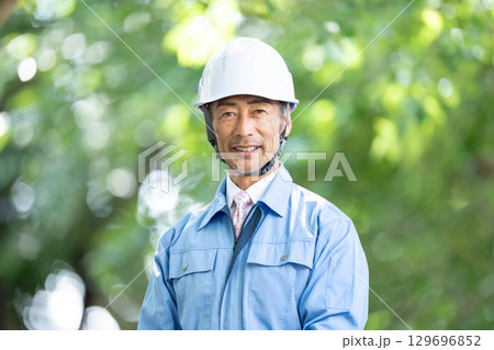 作業着の男性 新緑 作業着の男性 新緑 129696852