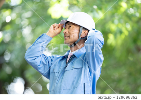 作業着の男性　新緑 129696862