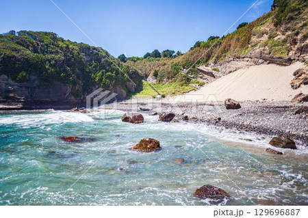 岩場のある入江の海岸 129696887
