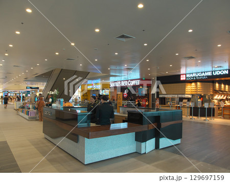 躍動するフィリピン - マニラ・マカティの中心街（ONE AYALA） 　都市景観（2025年6月） 129697159