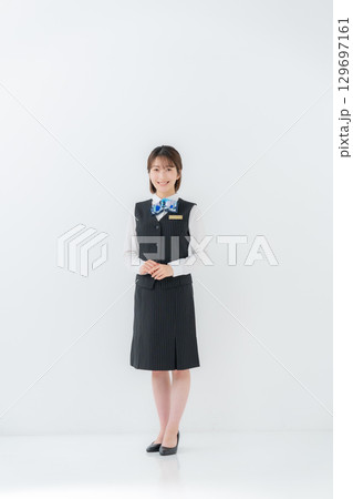 制服の若い女性　ビジネス　全身 129697161