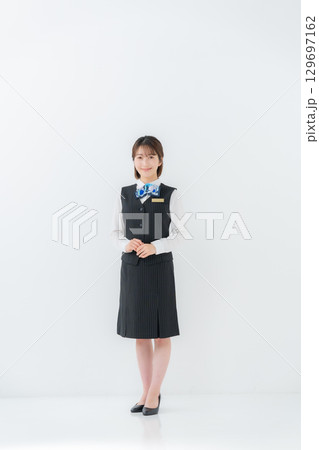 制服の若い女性　ビジネス　全身 129697162