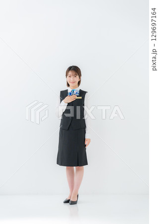 制服の女性 全身 制服の女性 全身 129697164