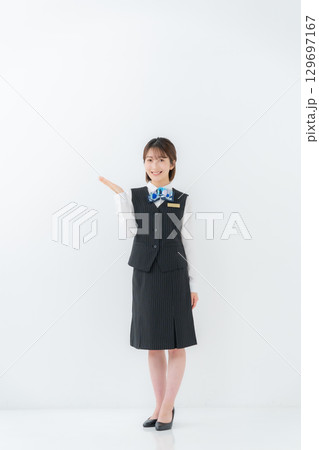制服の女性　全身　手かざし 129697167