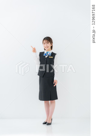 制服の女性 全身 指差し 制服の女性 全身 指差し 129697168