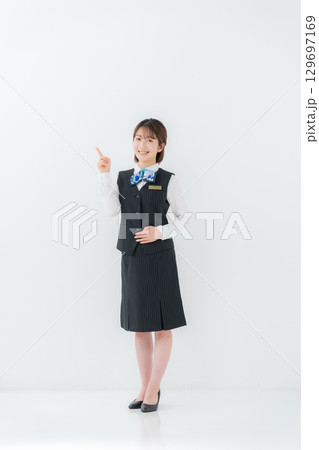 制服の女性 全身 指差し 制服の女性 全身 指差し 129697169