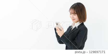 若い女性 ビジネス スマホ 若い女性 ビジネス スマホ 129697171
