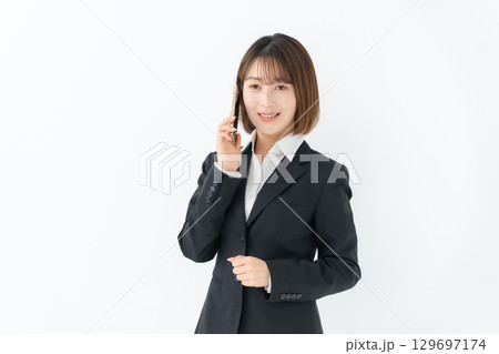 若い女性　ビジネス　スマホ　通話 129697174
