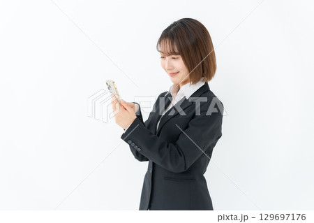 若い女性　ビジネス　スマホ 129697176
