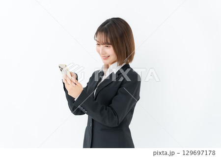 若い女性　ビジネス　スマホ 129697178