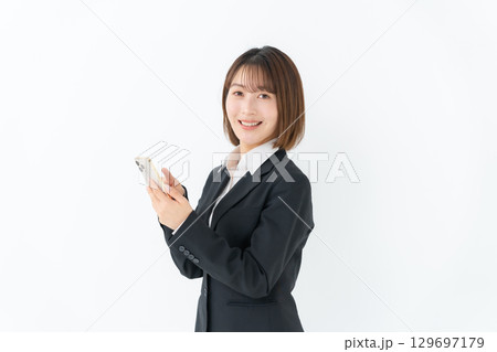 若い女性　ビジネス　スマホ 129697179
