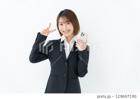 若い女性　ビジネス　スマホ　ピース 129697190