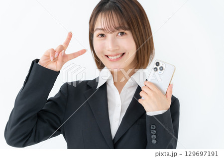 若い女性　ビジネス　スマホ　ピース 129697191