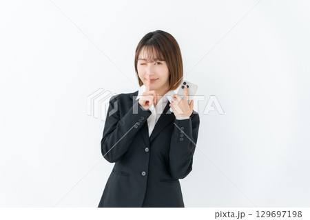若い女性　ビジネス　スマホ　秘密 129697198
