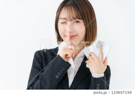 若い女性　ビジネス　スマホ　秘密 129697199