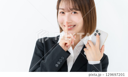 若い女性　ビジネス　スマホ　秘密 129697201