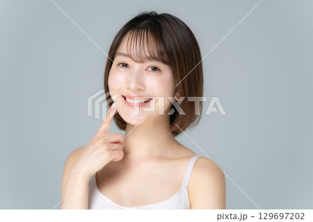 デンタルケア　ビューティー　若い女性 129697202