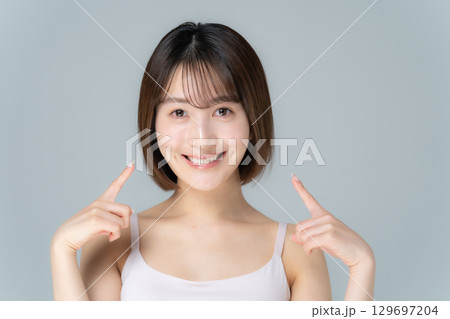 デンタルケア　ビューティー　若い女性 129697204