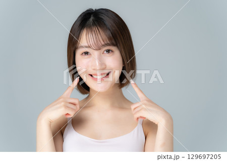 デンタルケア ビューティー 若い女性 デンタルケア ビューティー 若い女性 129697205