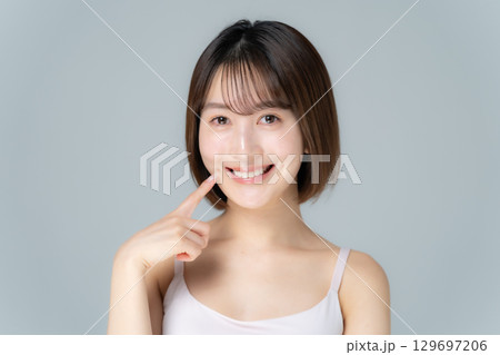 デンタルケア　ビューティー　若い女性 129697206