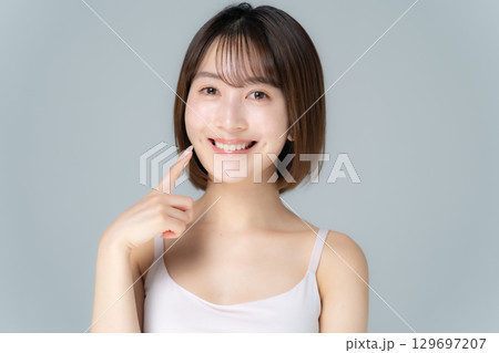 デンタルケア　ビューティー　若い女性 129697207
